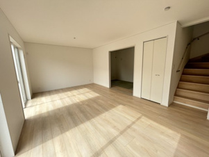 唐船建売１号地【居間・リビング】リビング階段を採用した子育て世代に優しい間取りです！！