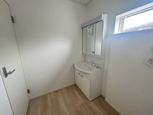 唐船建売１号地【独立洗面台】脱衣所は高窓でセキュリティ面も安全です！