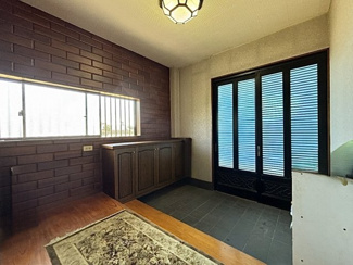 暖かな日差しが差し込む、広々とした玄関＋ホールです。家族皆で出入りするにも十分なスペースがあります。