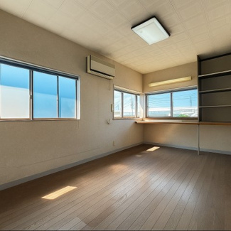 造作のデスクと飾り棚がついております。2面採光で暖かな日差しが入る洋室です♪
書斎や寝室としてもご活用いただけます。※家具消し加工をしております。