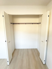 御嵩町中第4（全4棟）【収納】北西8帖洋室