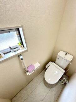 2階トイレ：温水洗浄便座機能付きトイレを採用。2階から階段を降りなくてもいいので、お部屋からの移動が短縮できます。小物を飾れる棚が付いたお手洗いです♪

