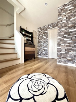 開放感のある玄関。使いやすい導線でゆったりとしています。玄関には収納もあり、掃除用具などもしまうにも便利です。