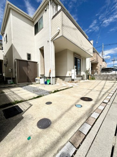 前面道路も広く、駐車スペースは最大2台可能！広さにゆとりがあり、駐車が苦手な方でも駐車しやすいカースペースです♪