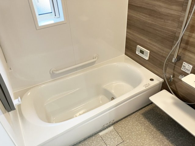 落ち着いた色合いの壁面が特徴の浴室。ゆっくり寛ぐ事の出来る空間です