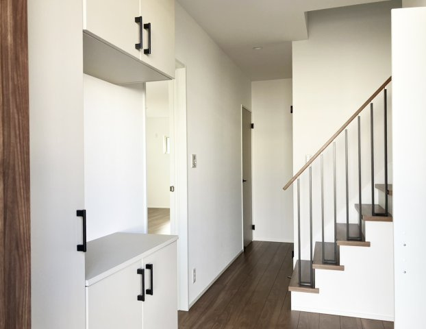 天井の高さまである大型のシューズボックスで家族の靴が増えても安心