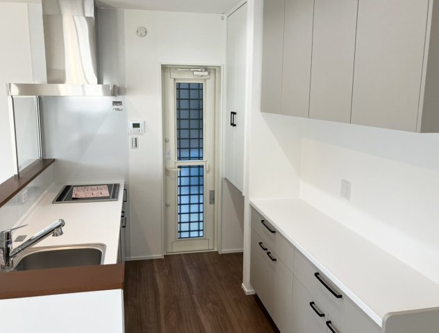 家電もすっきり収まるカップボード付き♪