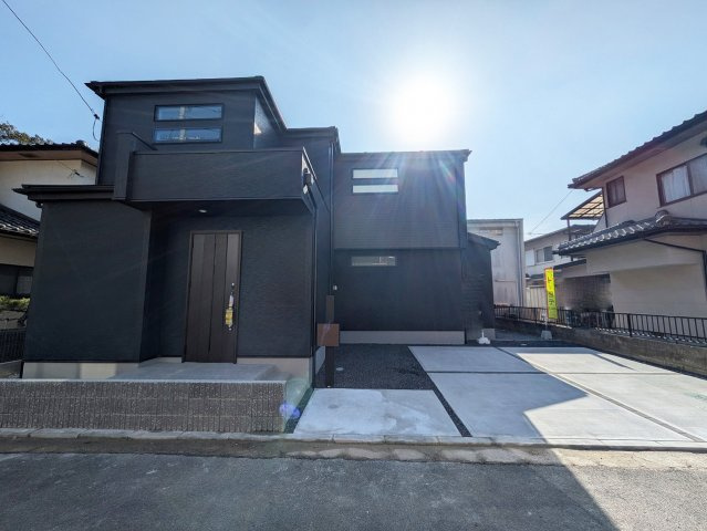 ブラックを基調としたシックな外観、落ち着きのある印象です
駐車スペース2台可能