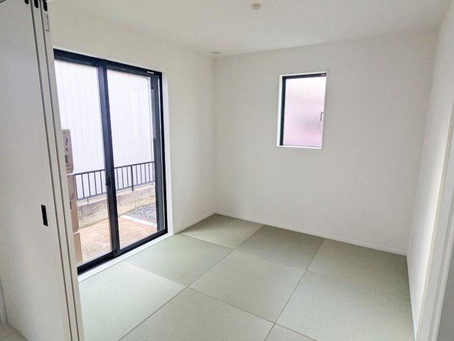 三面鏡の裏側の収納スペースには、スキンケア用品やヘアケア用品などをすっきり整理できます。