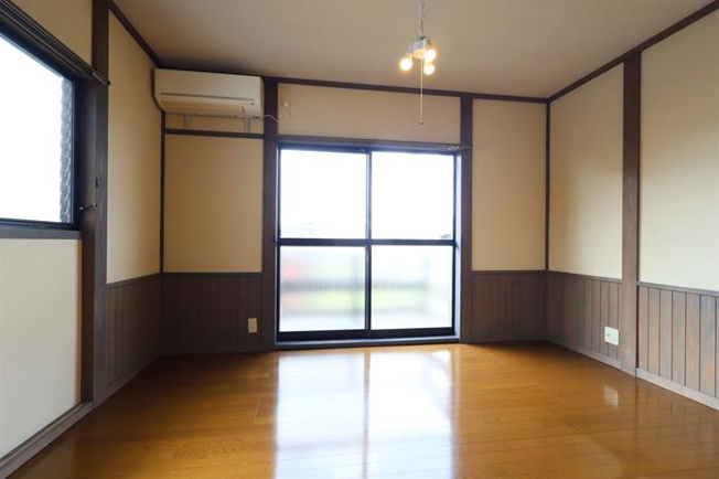 南側洋室は室内もモダンな感じでおしゃれです！