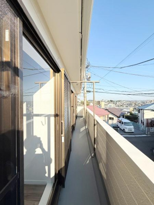 バルコニーがしっかりとした広さを確保しています。陽当たりが良く開放感があります。洗濯物も干しやすいスペースです。周囲の景色も楽しめる高さです。
