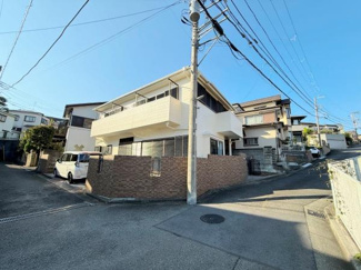 角地に位置し開放感があります。前面道路が広く車での出入りもしやすいです。周辺には住宅が多く落ち着いた街並みが広がっています。建物の外観も明るい印象です。