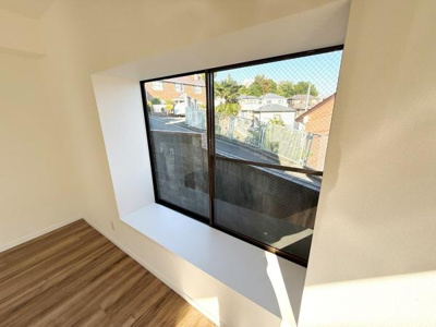 大きな窓から自然光がたっぷり差し込み室内を明るく演出しています。シンプルな内装で幅広いインテリアに対応できます。フローリング部分が清潔感を感じさせます。窓際のスペースも有効に使えます。