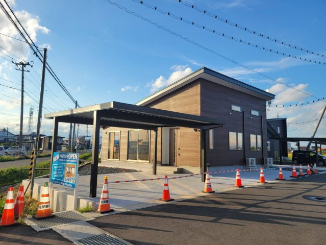奥州市水沢字中城の新築一戸建【前面道路含む現地写真】