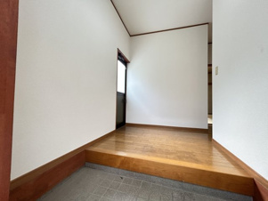 勝立貸家【内装】靴の収納も置きやすいゆったりとした玄関です。
