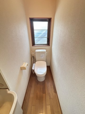 勝立貸家【トイレ】窓付きで明るく快適です！