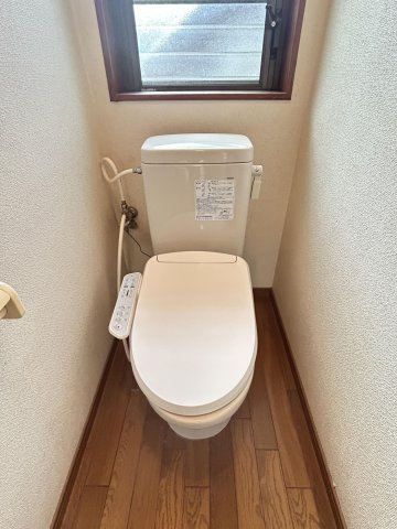 勝立貸家【トイレ】換気ができ、においもこもりません。