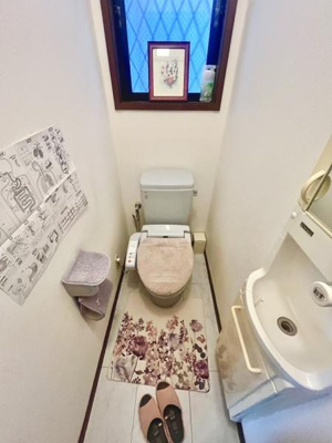 明るい窓があり換気もしやすいトイレです。収納があり整理整頓しやすい空間となっています。手洗い場も設置されており使い勝手が良い点が特徴です。
