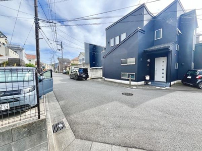 前面道路が広く車の出入りもスムーズに行えます。現地は視界が開けていて周囲の建物も整然と並んでいます。住宅が立ち並ぶ落ち着いた雰囲気が感じられる一枚です。無駄のない道路配置で日々の生活にも便利です。