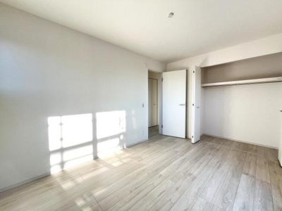 明るい日差しが差し込む洋室です。収納スペースが設けられており空間を有効に活用できます。シンプルな内装でコーディネートもしやすい印象です。