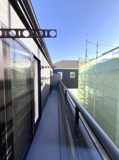 日当たりの良いバルコニーは開放感があり気持ちよく過ごせます。奥行きのある形状で使い勝手も良好です。物干し金具も設置済みで利便性を感じられます。外観との調和も取れたデザインです。