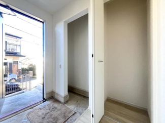 収納豊富な玄関はベビーカーやキャンプ用品、ゴルフ、スキー用品なども収納可能です。