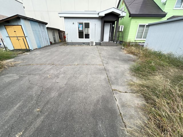 西２条南３５貸家②【駐車場】