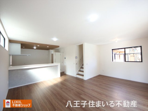 八王子市上柚木691-3 新築【仲介手数料無料】【居間・リビング】施工例 ※家具はCGです。