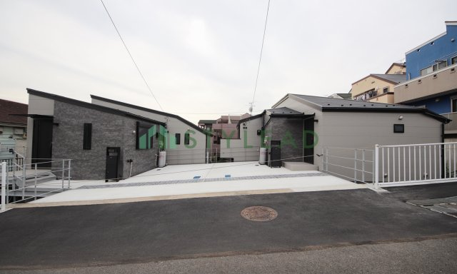 横浜市神奈川区三ツ沢中町の新築一戸建【前面道路含む現地写真】