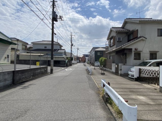 物件の前面道路はガードレール付きの歩道がございます。お子様の登下校も安心のポイントです。