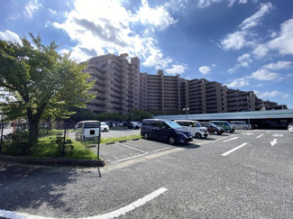 世帯数に対して100％の駐車場区画数の敷地内自走式駐車場がございます♪
