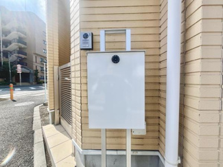 建物の入口付近に設置されている掲示板は必要な情報を見やすい位置で確認できます。インターホンも併設されており来客時の対応がスムーズです。建物の外観と調和したシンプルなデザインが特徴です。
