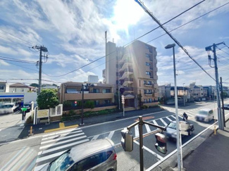 現地からの眺望は開放的で遠くまで見渡すことができます。道路幅が広く交通の流れも見やすいです。周辺には建物が整然と並び落ち着いた街並みを感じられます。