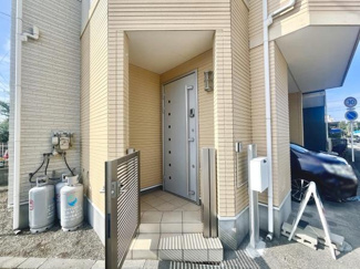 玄関までのアプローチが広く取られておりスムーズな出入りが可能です。屋根付きなので雨の日でも安心して利用できます。清潔感のあるタイルと明るい外壁が印象的です。防犯性の高いドアを備えた造りとなっています。