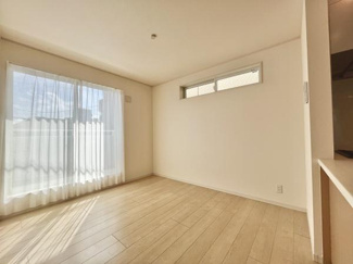 洋室は大きな窓から光がしっかりと入る明るい空間です。ナチュラルなフローリングが爽やかな印象を与えます。シンプルな内装でさまざまなインテリアに合う仕様です。壁にコンセントもあり便利です。