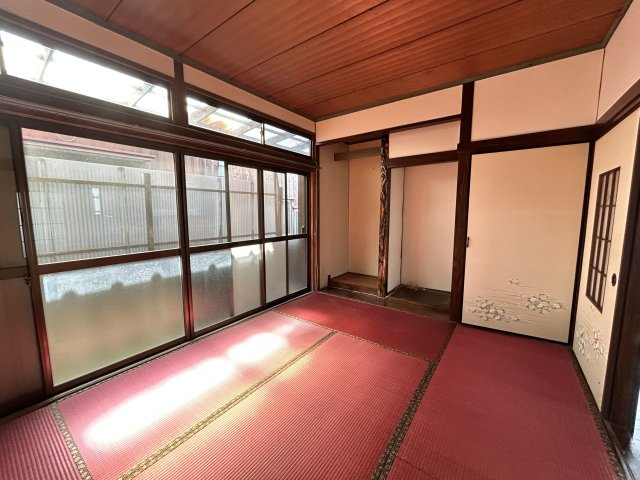 船津町売家【和室】おしゃれな珍しい赤の畳を