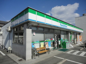 ラピュタ伍番館【周辺】ファミリーマート近鉄久居駅前店まで744ｍ