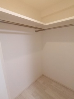 洋室には大容量ウォークインクローゼットがついております。※新築購入時の写真です。
