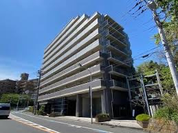 モダンでスタイリッシュなマンションです。
緑に囲まれた、開放感のある静かな住環境です。
