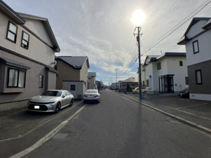 【商談中】文苑1丁目34-13売家【前面道路含む現地写真】道幅も見渡しも良し、毎日快適に過ごせますね☆