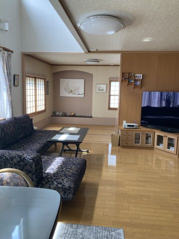 【商談中】文苑1丁目34-13売家【居間・リビング】キッチンも含め23帖のゆとりのリビング。大勢のお客様もＯＫ♪家族みんなの居心地の良い場所になりそうですね♪