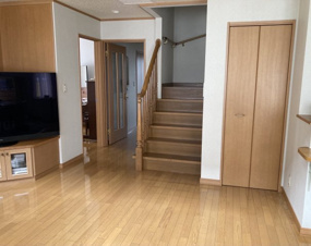 【商談中】文苑1丁目34-13売家【居間・リビング】リビングの階段スペースもゆとりがあるので生活動線もバッチリ☆