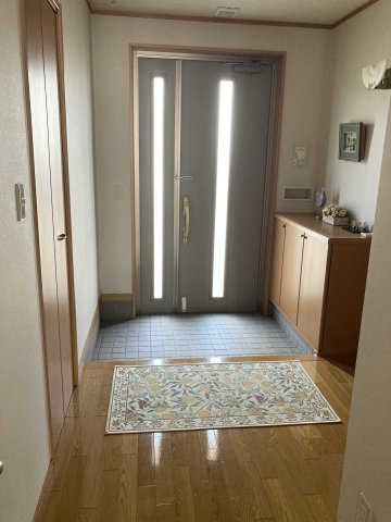 【商談中】文苑1丁目34-13売家【玄関】スタイリッシュな玄関、沢山のお友達を呼びたくなりますね♪