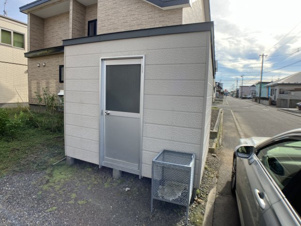 【商談中】文苑1丁目34-13売家【設備】自転車・タイヤの保管にも便利な物置も付いています。