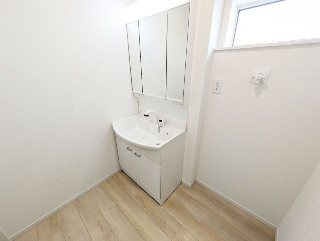 三面鏡の裏側の収納スペースには、スキンケア用品やヘアケア用品などをすっきり整理できます。