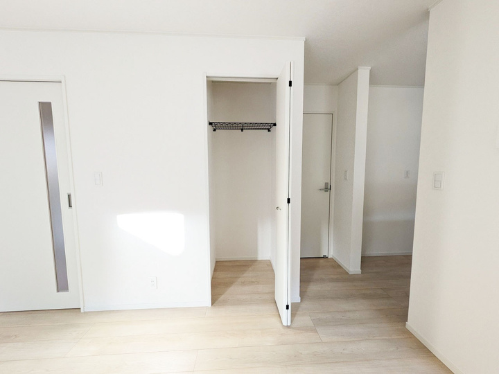 キッチン側にリビング収納がございます