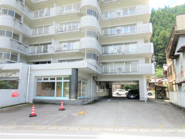 下呂市少ケ野の中古マンション【駐車場】