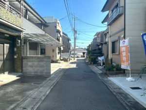 右京区梅津中村町【前面道路含む現地写真】徒歩6分圏内にスーパー・コンビニ・ドラッグストアあり、お買い物便利！