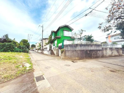 前面道路は幅があり車の出入りもスムーズに行えます。周辺には緑が多く落ち着いた雰囲気が感じられる場所です。現地は道路からの視認性が高く安心感があります。清潔感のある道路環境も魅力の一つです。