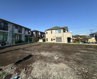 日当たりの良い現地土地写真です。周辺には住宅が建ち並び落ち着いた環境が広がっています。整地済みで用途に合わせた活用が可能です。道路からのアクセスもしやすく写真から開放感を感じられます。